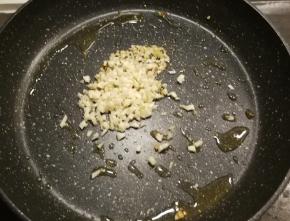 锅中放入半汤匙食用油 放入姜末炒出香味 放入一半量的蒜末 继续煸炒