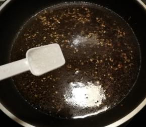 倒入生抽 蚝油 白糖 2勺清水 煮开2分钟
