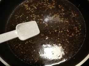 倒入生抽 蚝油 白糖 2勺清水 煮开2分钟