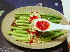 芦笋中间部分放入另一半的蒜末和剁椒