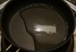 取出小炒锅 锅中放入食用油 加热至微微有青烟飘出