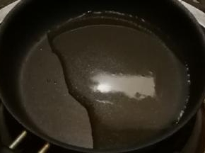 取出小炒锅 锅中放入食用油 加热至微微有青烟飘出