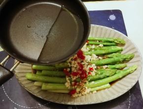 将油嗞到蒜末 剁椒上面 油不用全部放入 约2勺的量即可