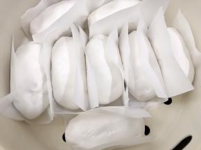 摆入蒸格里，隔水蒸15分钟左右