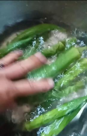 将秋葵洗干净。