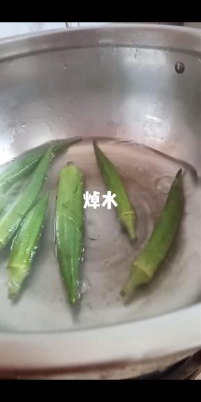 加少许盐焯水。