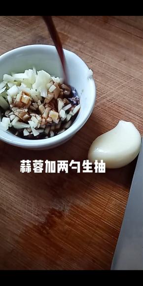 蒜蓉加生抽，醋，白糖调汁，淋在秋葵上。