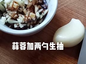 蒜蓉加生抽，醋，白糖调汁，淋在秋葵上。