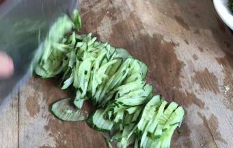 黄瓜洗净后切成丝，备用