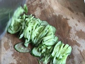黄瓜洗净后切成丝，备用