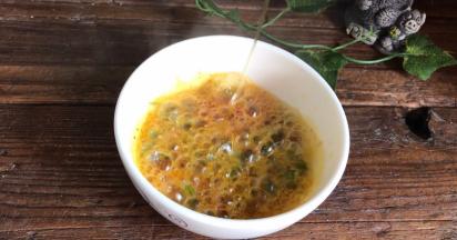 倒入小碗中爆香