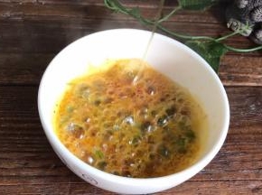 倒入小碗中爆香