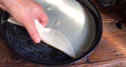 用手轻轻的把面皮取出