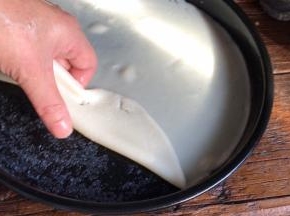 用手轻轻的把面皮取出