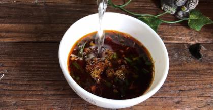 加入所有的调料，最后加少许沸水拌匀，备用