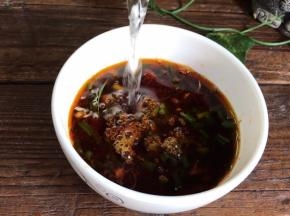 加入所有的调料，最后加少许沸水拌匀，备用