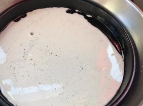 摇晃盘子，使面糊铺满盘底，放入开水锅中蒸3分钟