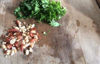 备好香菜碎，花生碎