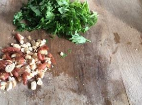 备好香菜碎，花生碎