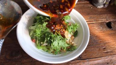 放入黄瓜丝、香菜碎、花生碎和拌好的调料