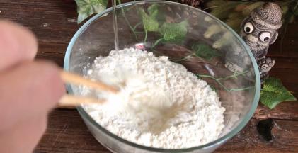 面粉中慢慢加水，边加水边搅拌