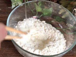 面粉中慢慢加水，边加水边搅拌