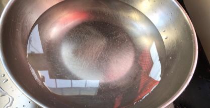 锅中倒入多点的清水烧开