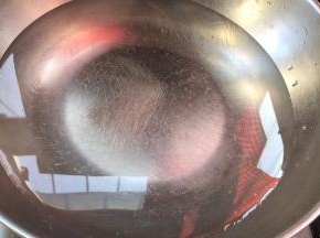 锅中倒入多点的清水烧开