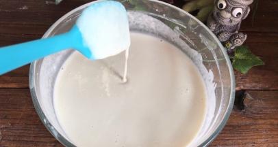 搅拌成稀糊状，静置备用