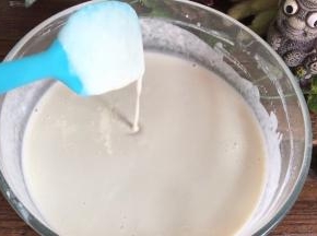 搅拌成稀糊状，静置备用