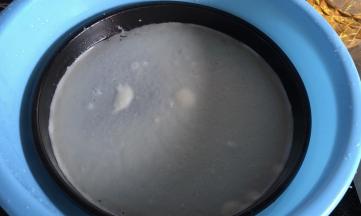 取出蒸好的面皮放入冷水中冷却