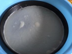 取出蒸好的面皮放入冷水中冷却