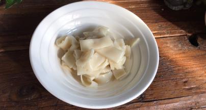 装入大点的碗中