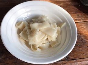 装入大点的碗中