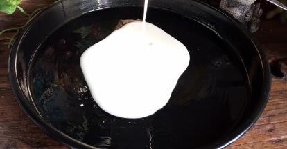 舀一汤勺倒入盘中