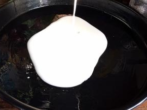 舀一汤勺倒入盘中