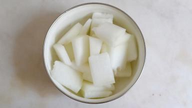 冬瓜去皮切小块。