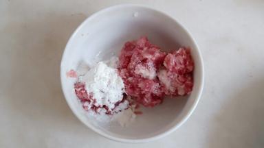 猪肉糜加玉米淀粉、盐、少许水拌匀腌渍半小时。