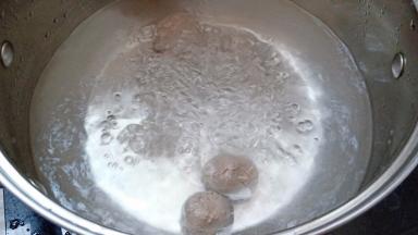 烧一锅开水，放入牛筋丸。