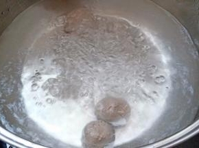 烧一锅开水，放入牛筋丸。