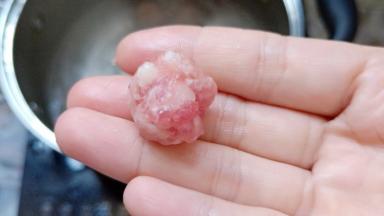 腌渍好的猪肉糜搓成小肉丸。