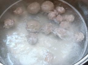 放入锅中。