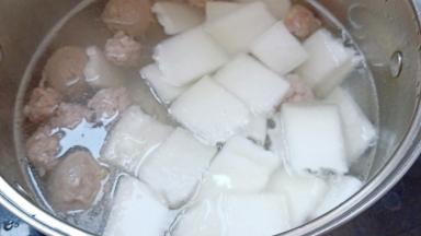 煮至丸子浮起，加入冬瓜。