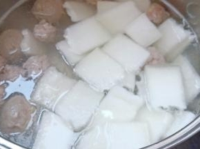 煮至丸子浮起，加入冬瓜。