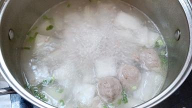 煮至冬瓜变软呈透明状，撒上葱花即可。