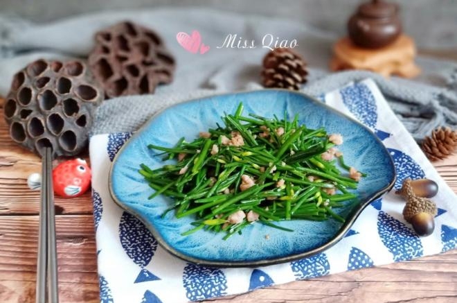 韭菜花炒肉沫