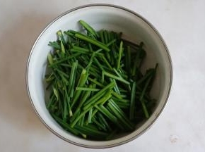 韭菜花择去根部，洗干净，切成小段。