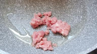 锅内放少许油，烧热后倒入肉沫翻炒。