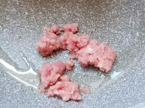 锅内放少许油，烧热后倒入肉沫翻炒。