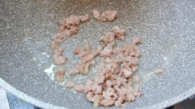炒至肉沫变色。